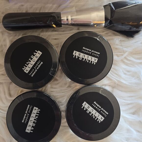 Luxurious Mineral Makeup & Brush NWT - Picture 6 of 6